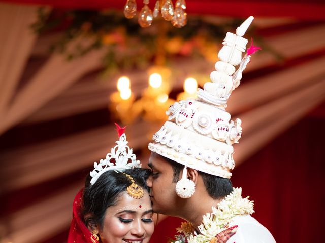 Madhuparna and Sayan's wedding in North 24 Parganas, West Bengal 3