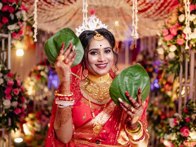 Madhuparna and Sayan's wedding in North 24 Parganas, West Bengal 12