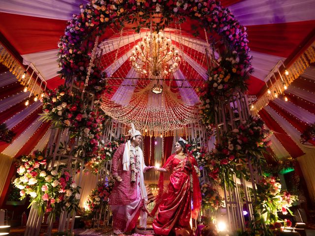 Madhuparna and Sayan's wedding in North 24 Parganas, West Bengal 15