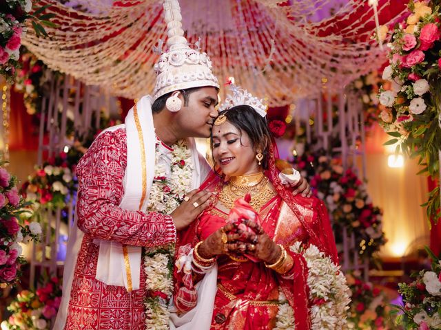 Madhuparna and Sayan's wedding in North 24 Parganas, West Bengal 16