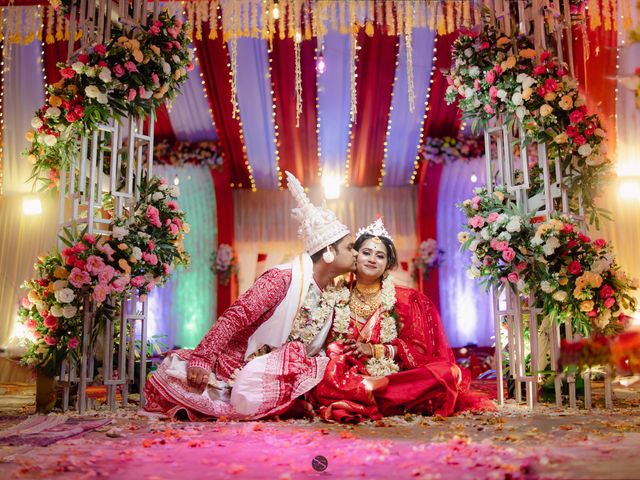 Madhuparna and Sayan's wedding in North 24 Parganas, West Bengal 17