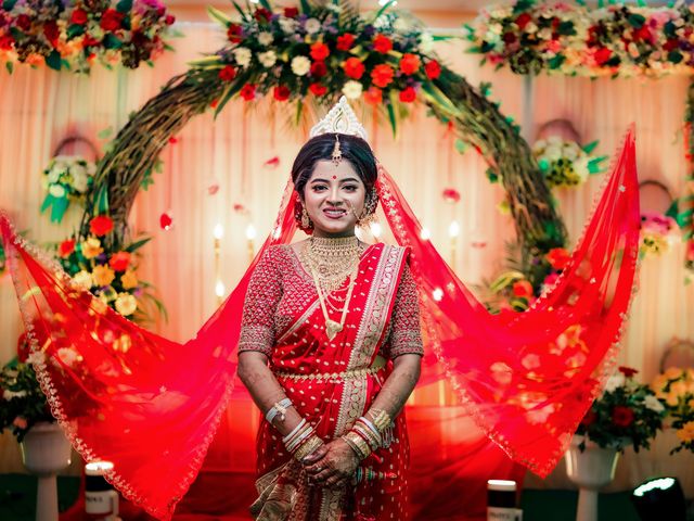 Rituraj and Ankita's wedding in North 24 Parganas, West Bengal 32