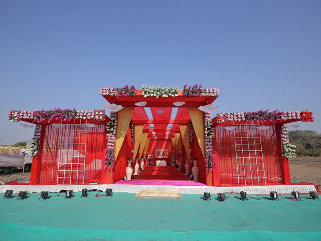 Nikita and Dhaval's wedding in Rajkot, Gujarat 12
