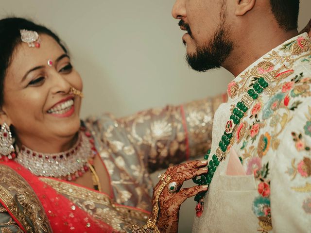Keyuri and Brijesh&apos;s wedding in Vadodara, Gujarat 51