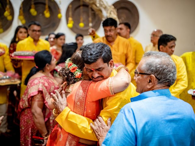 Urmi and Hitesh&apos;s wedding in Bharuch, Gujarat 11