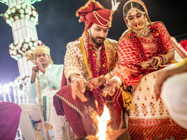 Urmi and Hitesh&apos;s wedding in Bharuch, Gujarat 35