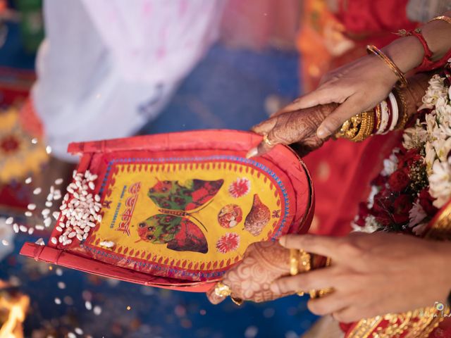 Aritra and Aritraa&apos;s wedding in Howrah, West Bengal 13