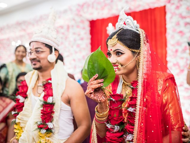 Mouli and Saswat&apos;s wedding in North 24 Parganas, West Bengal 26