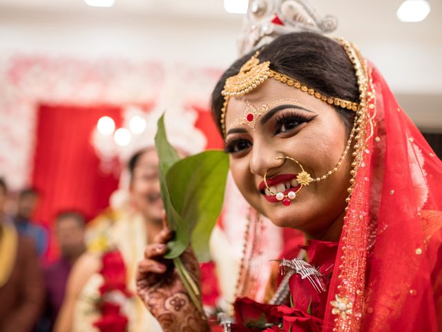 Mouli and Saswat&apos;s wedding in North 24 Parganas, West Bengal 27