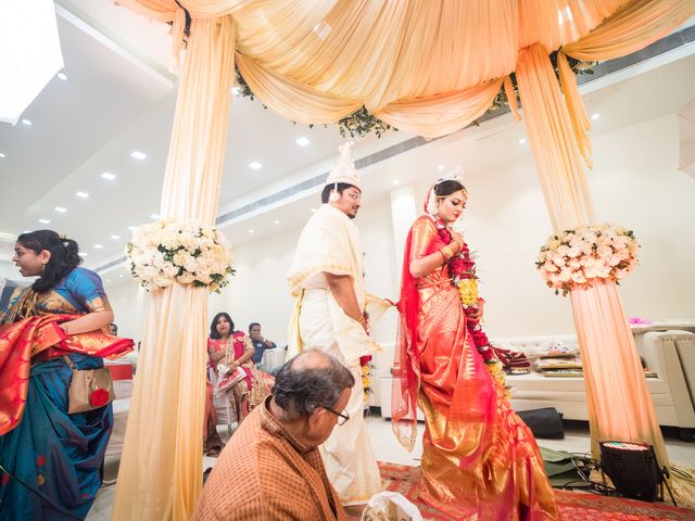 Mouli and Saswat&apos;s wedding in North 24 Parganas, West Bengal 35