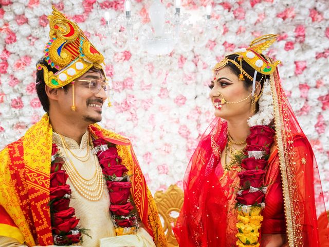 Mouli and Saswat&apos;s wedding in North 24 Parganas, West Bengal 40