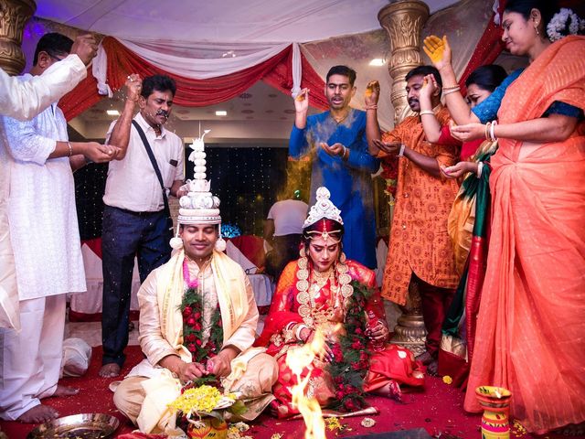 Madhurima and Samaresh&apos;s wedding in Kolkata, West Bengal 25