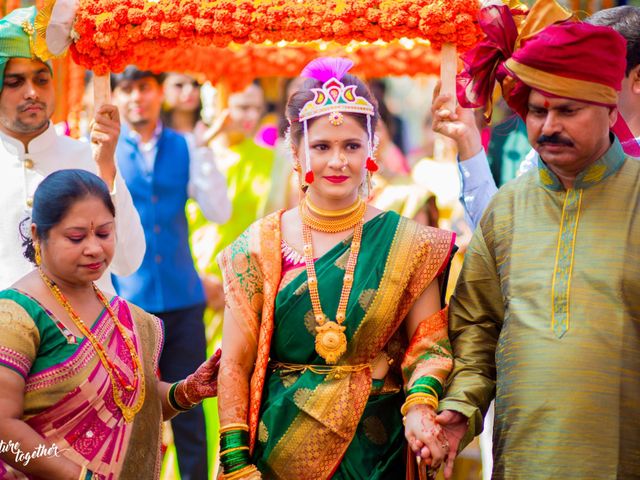 Anuraddha and Gaurav&apos;s wedding in Raigad, Maharashtra 26