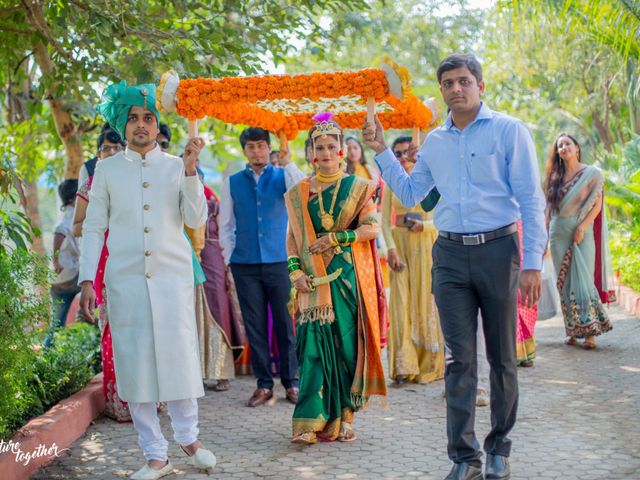 Anuraddha and Gaurav&apos;s wedding in Raigad, Maharashtra 28