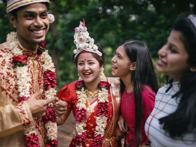 Puja and Arka&apos;s wedding in Bankura, West Bengal 30