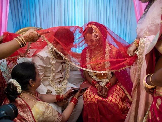 Sandip and Susmita&apos;s wedding in North 24 Parganas, West Bengal 25