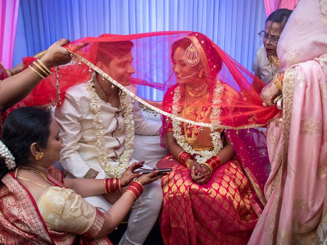 Sandip and Susmita&apos;s wedding in North 24 Parganas, West Bengal 26