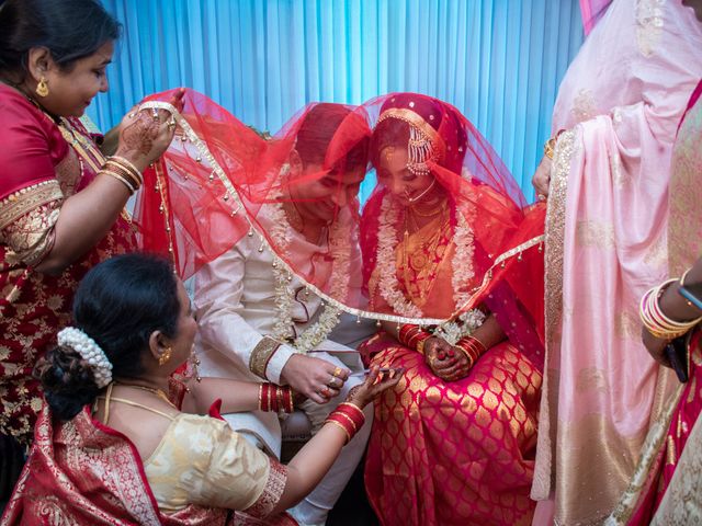 Sandip and Susmita&apos;s wedding in North 24 Parganas, West Bengal 27