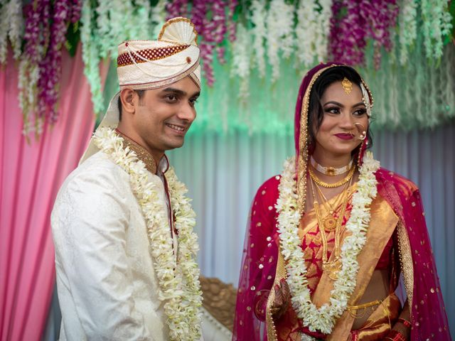 Sandip and Susmita&apos;s wedding in North 24 Parganas, West Bengal 31
