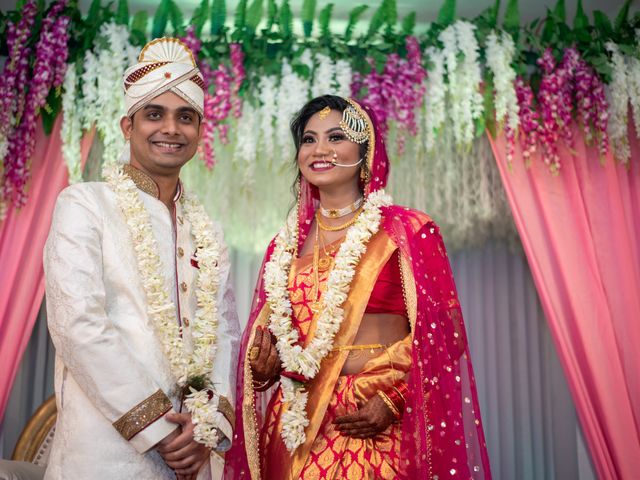 Sandip and Susmita&apos;s wedding in North 24 Parganas, West Bengal 32