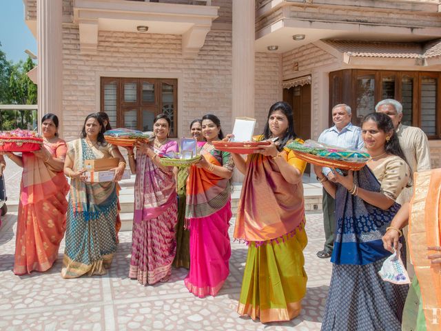 Ashka and Raghu's wedding in Ahmednagar, Maharashtra 14