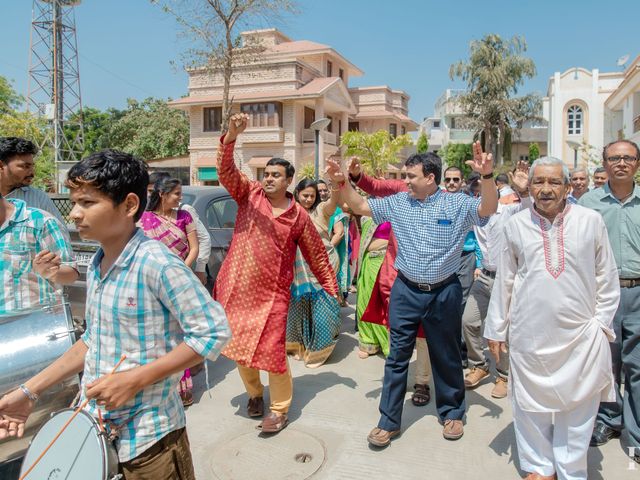 Ashka and Raghu's wedding in Ahmednagar, Maharashtra 17