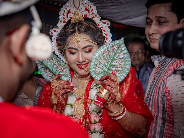 Dr. Amrita Bhattacharyya and Prokarso Chattopadhyay's wedding in Kolkata, West Bengal 10