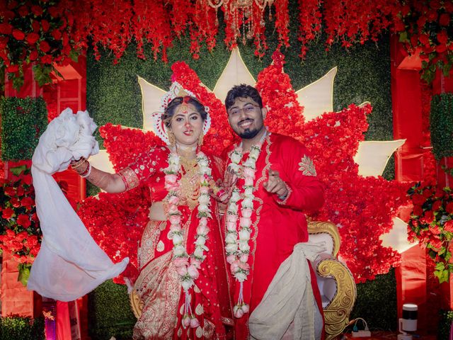 Dr. Amrita Bhattacharyya and Prokarso Chattopadhyay's wedding in Kolkata, West Bengal 114