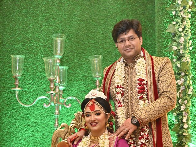 Saborni and Debmalya&apos;s wedding in Kolkata, West Bengal 12