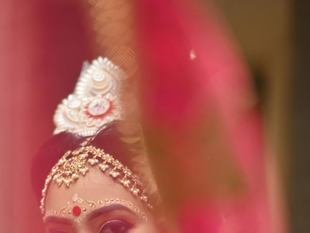 Saborni and Debmalya&apos;s wedding in Kolkata, West Bengal 13