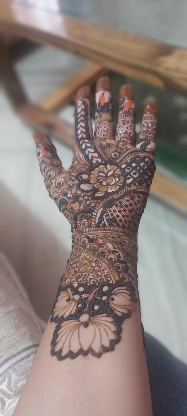 Eid Mubarak to you and your family. Wishing you a safe and happy Eid  ♥️♥️♥️♥️ Henna cone- @mylanchi_by_najumunnisa Desig... | Instagram