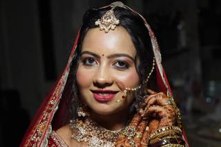 Daksh Salon and Makeovers - 1