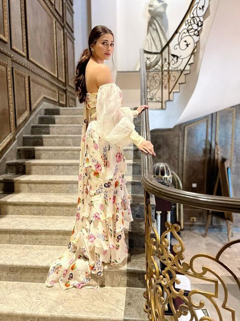 #CelebrityStyle: Daisy Shah Spotted Wearing the ‘pre-stitched Asymmetric Ruffle Saree' 🤍 😍 1