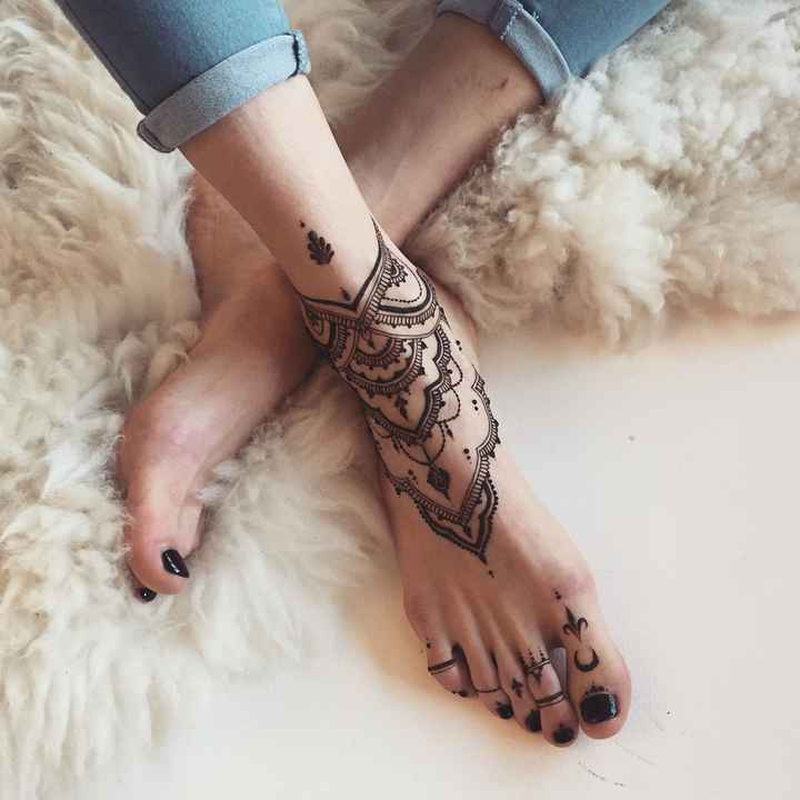 What a unique mehendi design! - 1