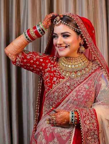 Look at that Gold set and her matching ring! - 1