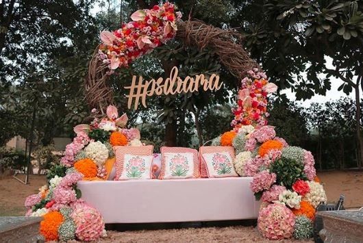 Amazing way of incorporating wedding hashtag in your wedding decor😍 1