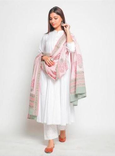 Plain white kurta and such pastel shade Dupattas looks more than elegant 1