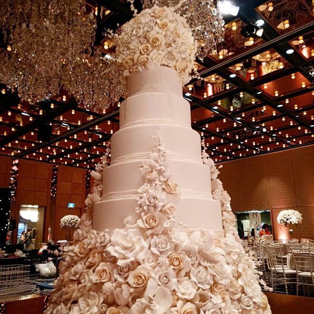 Looking for a grand wedding cake 1