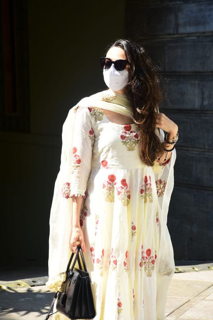 #Celebritystyle: Karishma Kapoor looks gorgeous in “shyra Anarkali set” - 2