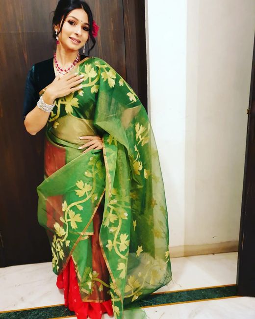 #CelebrityStyle: Tanishaa Mukerji looks goregrous in the Diwali outfit! 3