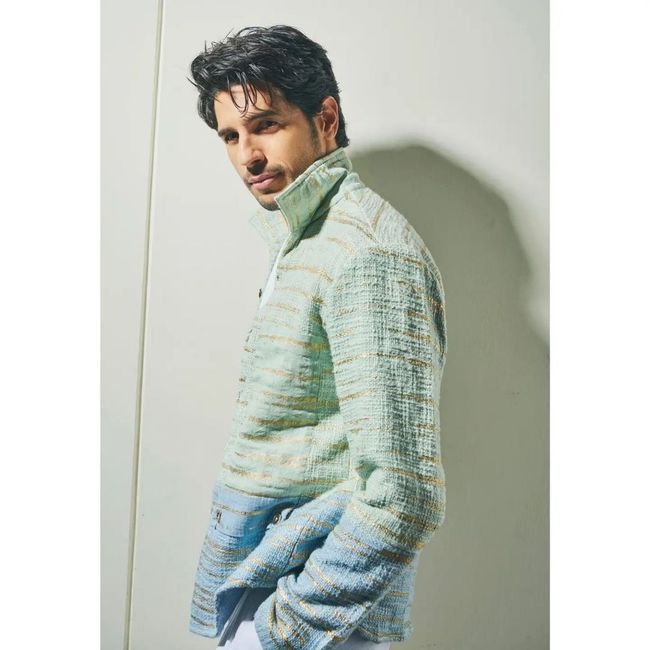 #CelebrityStyle: Siddharth Malhotra spotted wearing the ‘Green and Blue Shacket’👕 1