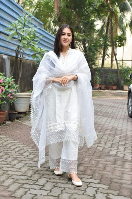 #CelebrityStyle: Sara Ali Khan Spotted Wearing the ‘ivory Chanderi Asymmetric Kurta with Pants! 🤍 🌸 2