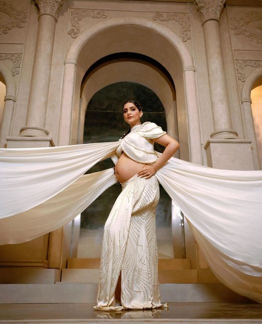 Sonam Kapoor looks stunning in her latest photoshoot! 🤩🤩 3
