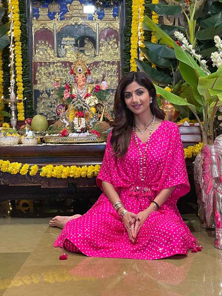 #Celebritystyle: Shilpa Shetty Spotted Wearing Bandhani Kaftan Set! - 1