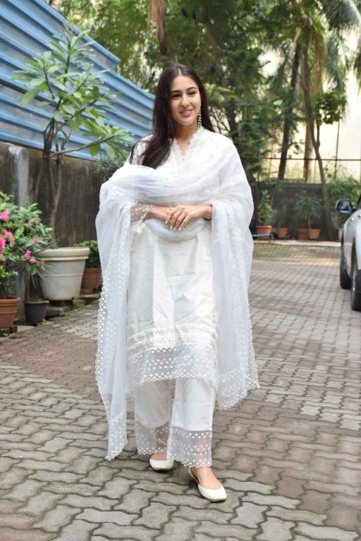 #Celebritystyle: Sara Ali Khan Spotted Wearing the ‘ivory Chanderi Asymmetric Kurta with Pants! 🤍 🌸 