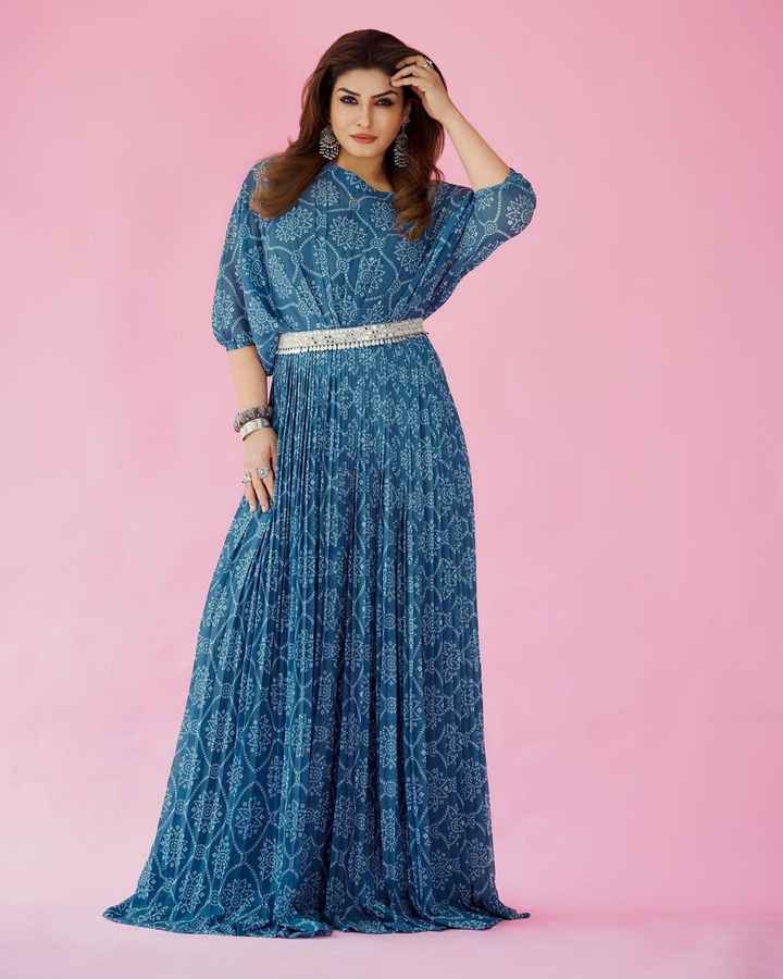 #Celebritystyle: Raveena Tandon Spotted Wearing the 'blue Cold-shoulder Mirror Work Suit Set’ 💙 - 2