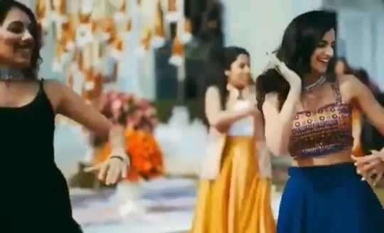 See this performance on "chalkaa chalka rei" - 1