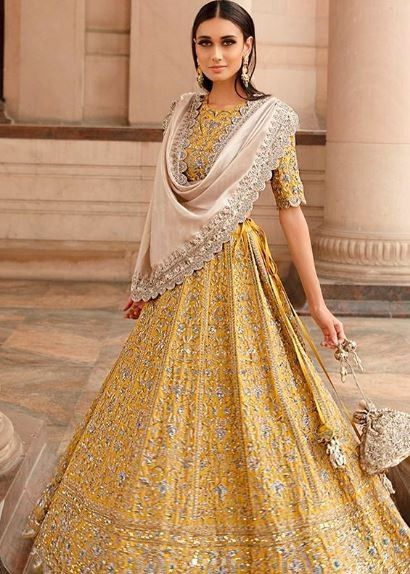 That satin drape is giving this lehenga a very different feel!😍 1