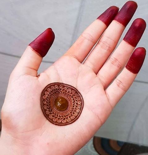 This little circle mehendi design is soo cute yet intricate! 1