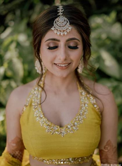 Her maangteeka, eyemakeup and halter neck choli😍 1